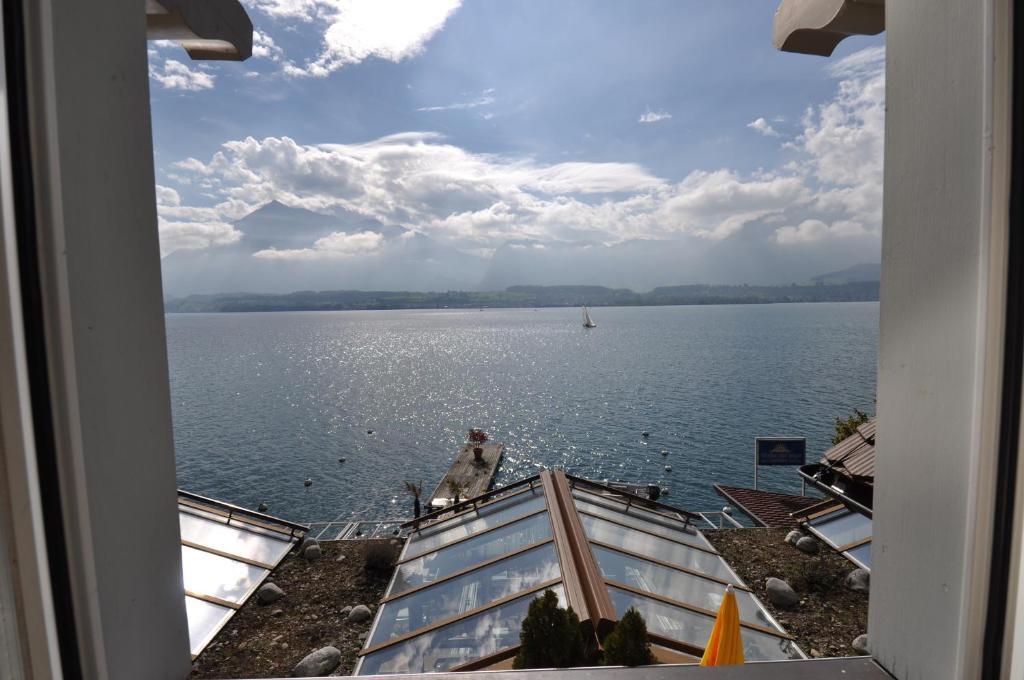 Hotel Restaurant Bellevue Au Lac Thun Exterior foto